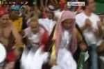 سقوط سعوديين من المدرجات في مباراة تونس والجزائر - فيديو 